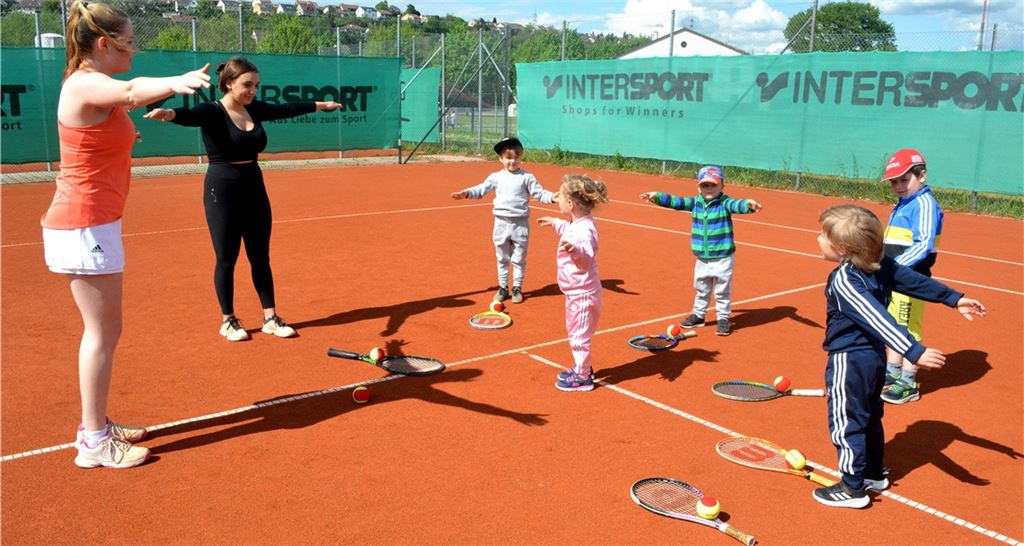 Sara Ben El Kilani (re.) betreut gemeinsam mit Emely Speh das Bamibini-Training auf der Anlage des Tennisclubs Enzberg. Das ist nach derzeitiger Infektionslage mit fünf Kindern erlaubt.Fotos: Stahlfeld
