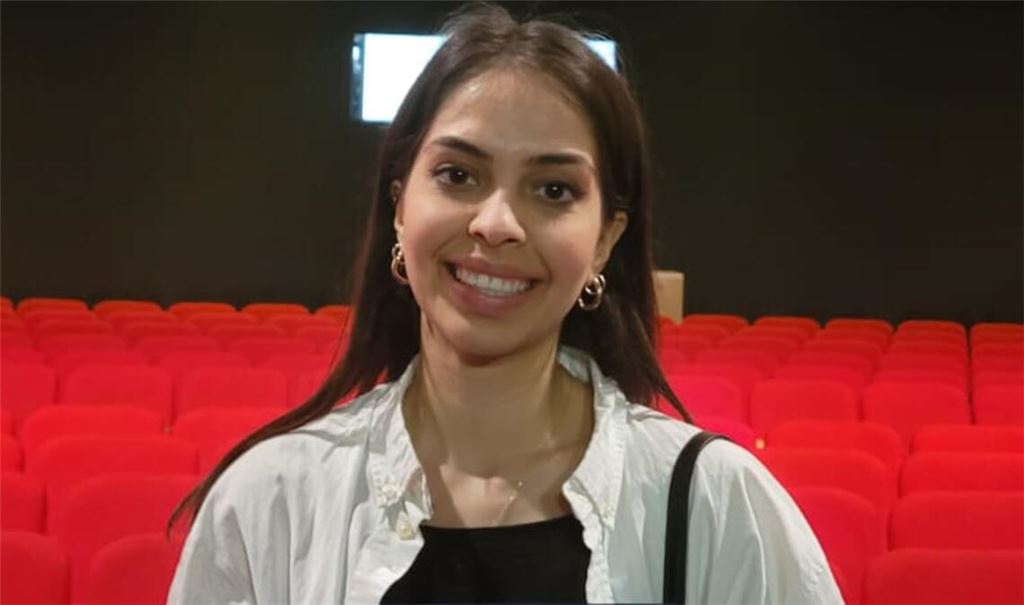 Sara Cevik in Monza mit ihrem Preis in der Kategorie „Menschenrechte und Legalität“.