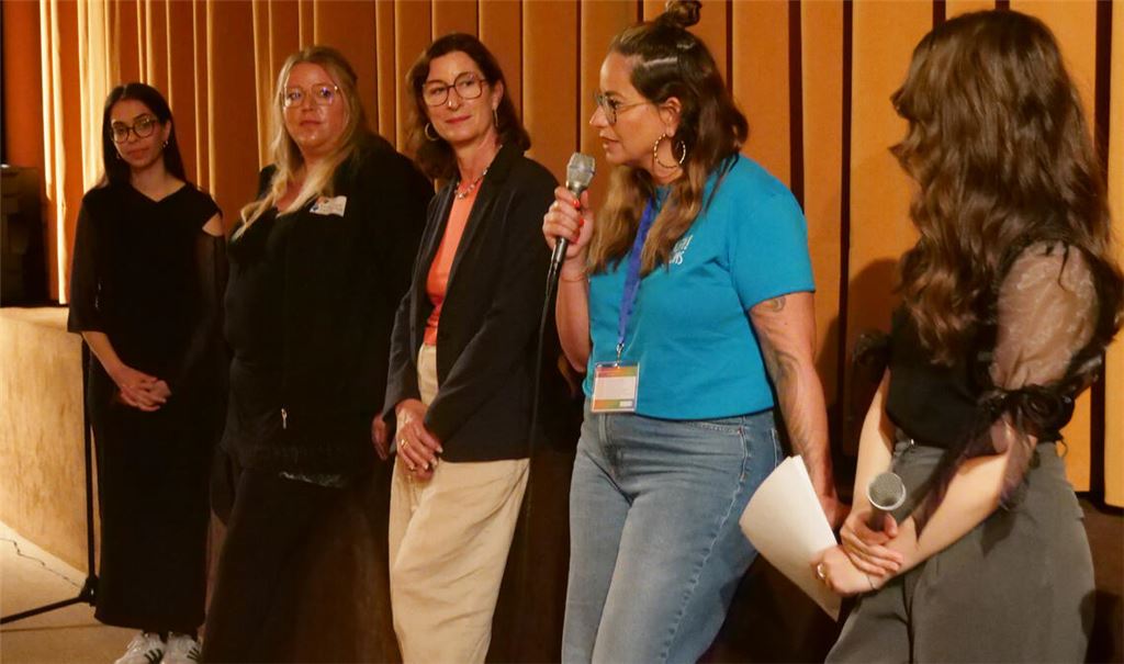Sara Cevik (v.li.) spricht mit Nathalie Pavan, Kerstin Heilmann, Josefine Barbaric und Bella Avergon über das Thema Kinderschutz vor sexueller Gewalt. Foto: Friedrich