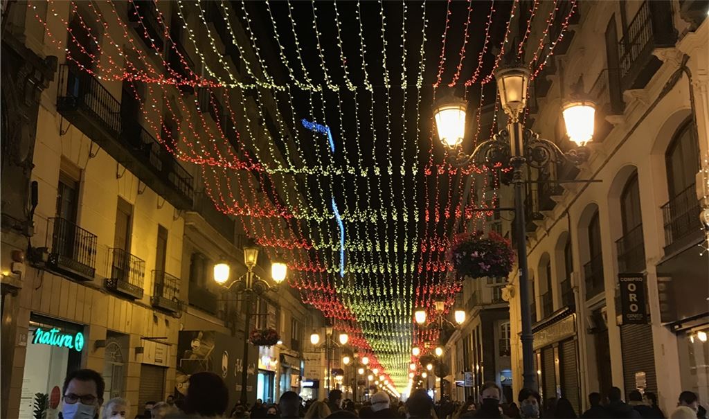 Saragossa am Spanischen Verfassungstag: Die Innenstadt ist festlich beleuchtet... Fotos: Müller