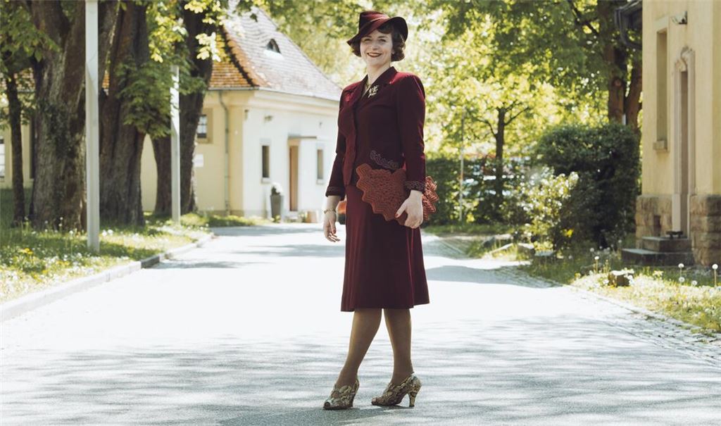 Sarah Alongi im eleganten roten Wollkostüm