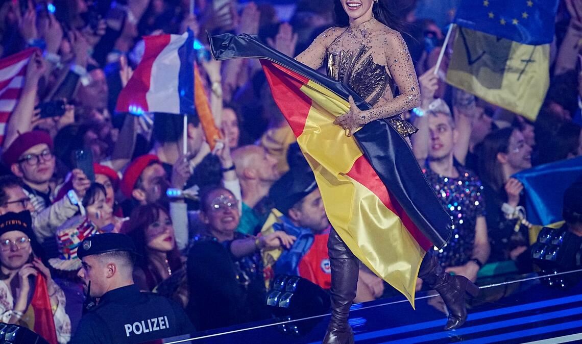 Sarah Engels aus Deutschland kommt  im Finale des 70. Eurovision Song Contest (ESC) in der Wiener Stadthalle auf die Bühne.