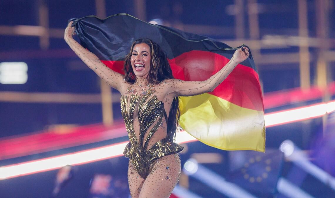 Sarah Engels läuft mit der deutschen Fahne zu Beginn der Probe für das Finale auf die Bühne des 70. Eurovision Song Contest.