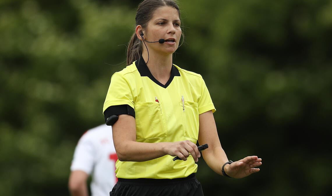 Sarah Fahrer bei ihrer Lieblingsbeschäftigung. Neben Fußballspielen pfeift sie auch Futsal-Duelle – ab sofort in der höchsten deutschen Liga. Foto: sportfotografie.de/Julien Christ