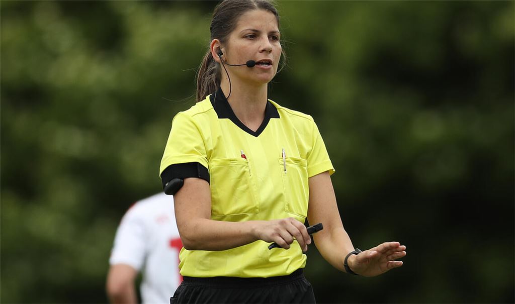 Sarah Fahrer bei ihrer Lieblingsbeschäftigung. Neben Fußballspielen pfeift sie auch Futsal-Duelle – ab sofort in der höchsten deutschen Liga. Foto: sportfotografie.de/Julien Christ