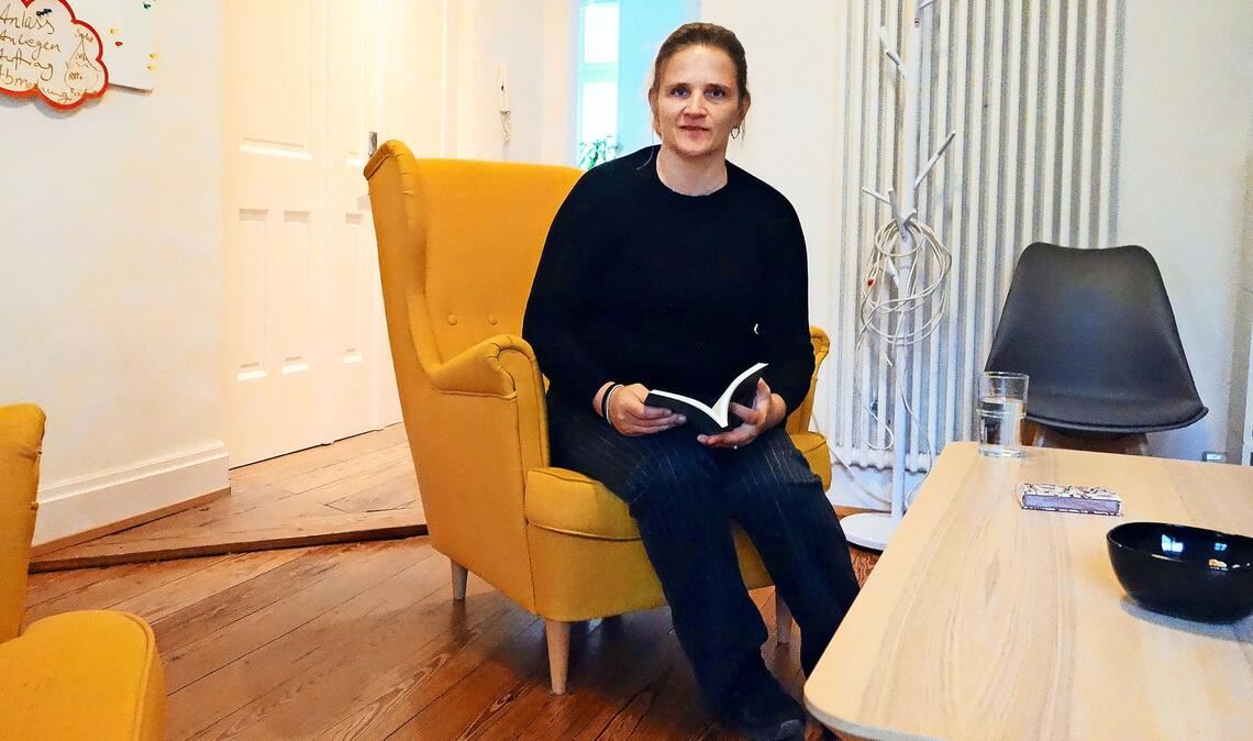 Sarah Pohl im Besprechungszimmer