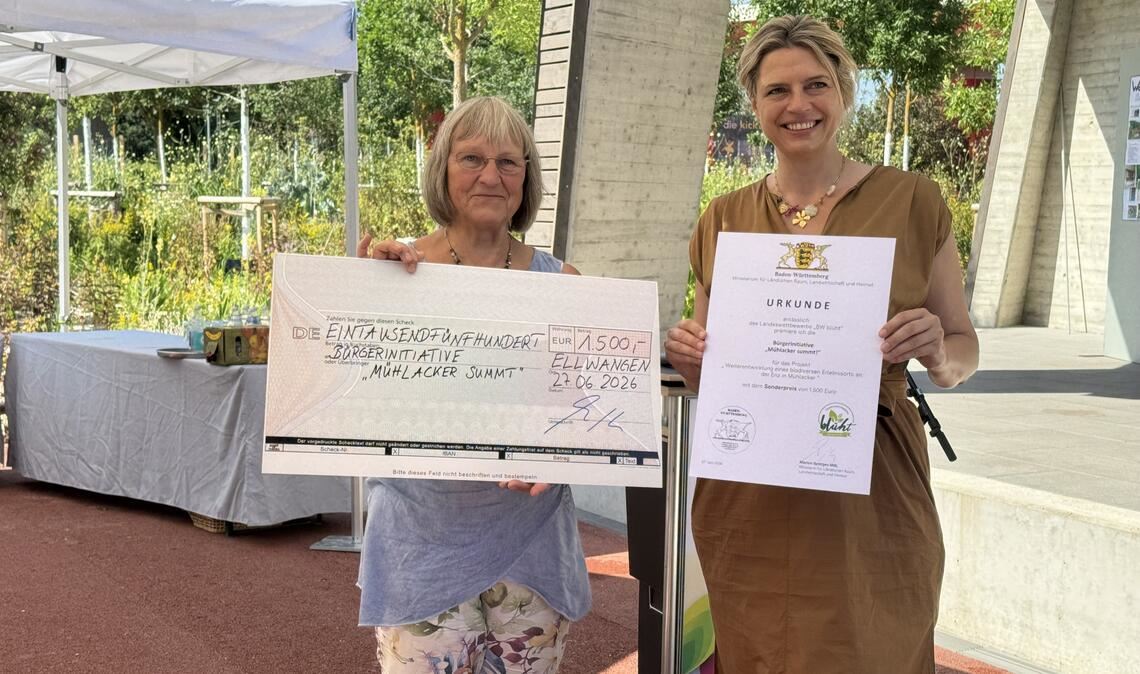 Sarah Schweizer und Waltraud Pfau (li.) bei der Preisübergabe. Foto: privat