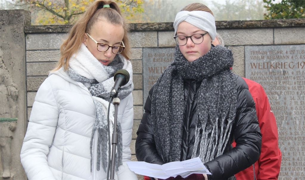 Sarah Welz (li.) und Jette Roth gehören zu den Konfirmanden, die beim Volkstrauertag auf dem Friedhof in Lienzingen Antikriegsgedichte vorlesen.Foto: Gießler