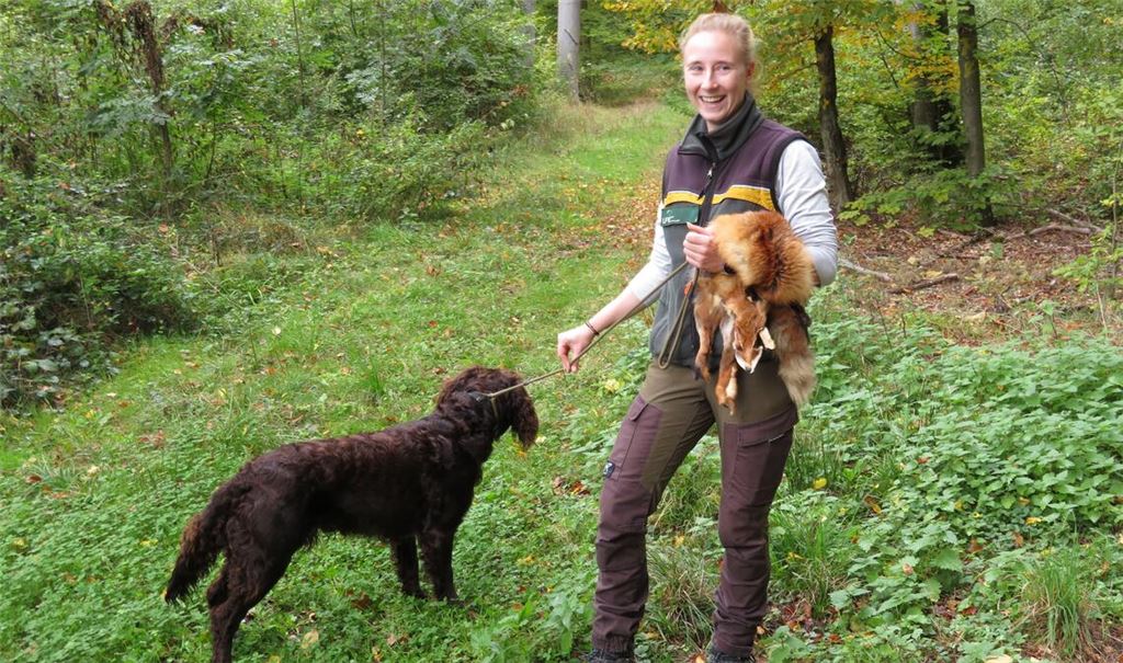 Sarah Zwerenz, Revierleiterin von Remchingen und Kämpfelbach, und ihr deutscher Wachtelhund Freddie. Foto: Enzkreis/Frey