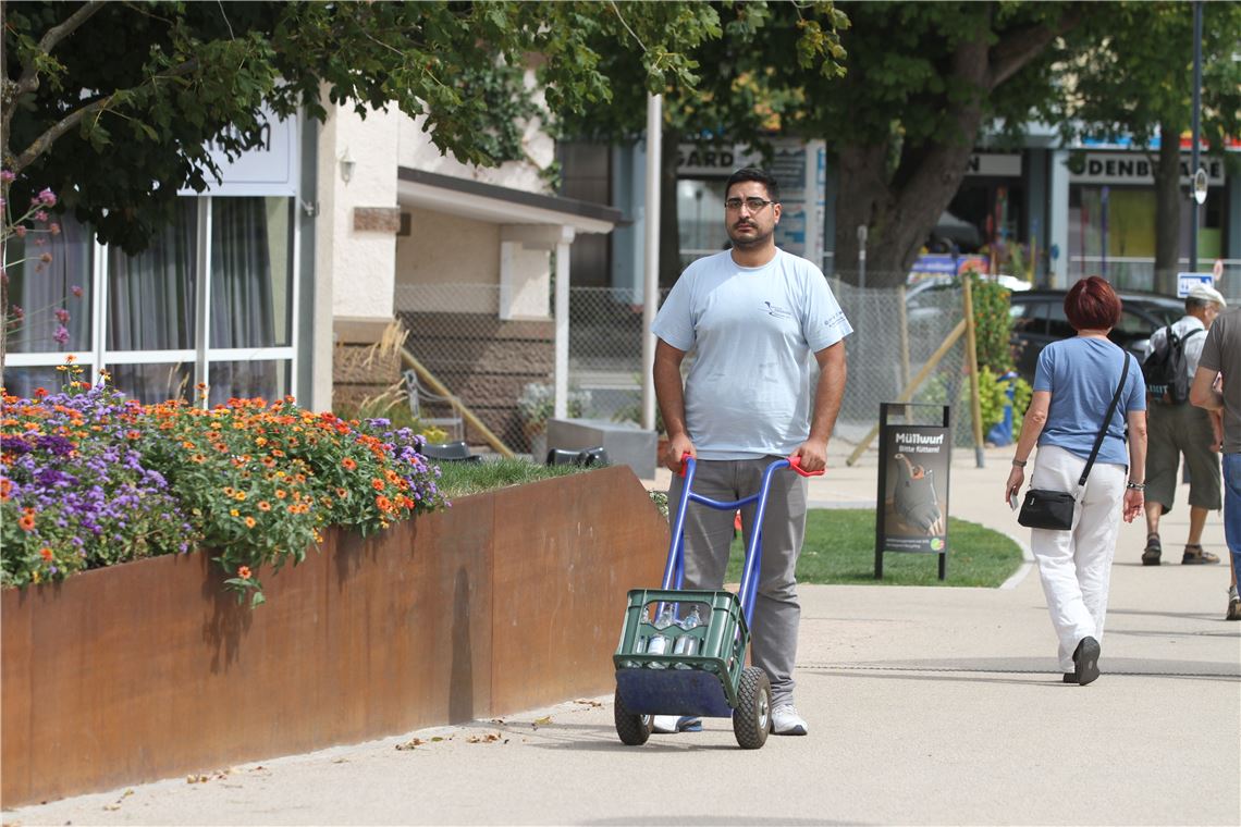 Sarem Yahia sorgt dafür, dass die Skater beim Jugendtag auf der Gartenschau etwas zu trinken bekommen. Der Kriegsflüchtling aus Syrien arbeitet im Veranstaltungsteam.  Foto: Goertz