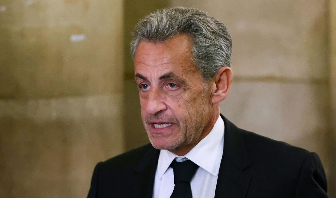 Sarkozy weist die Vorwürfe von sich und kämpft in Berufung gegen eine fünfjährige Haftstrafe.