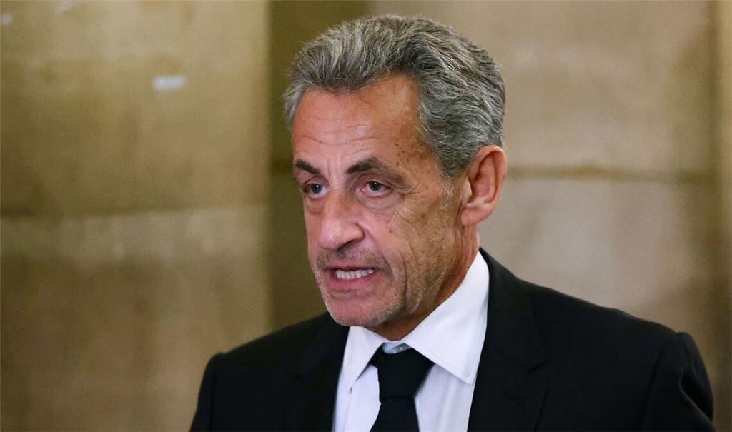 Sarkozy weist die Vorwürfe von sich und kämpft in Berufung gegen eine fünfjährige Haftstrafe.