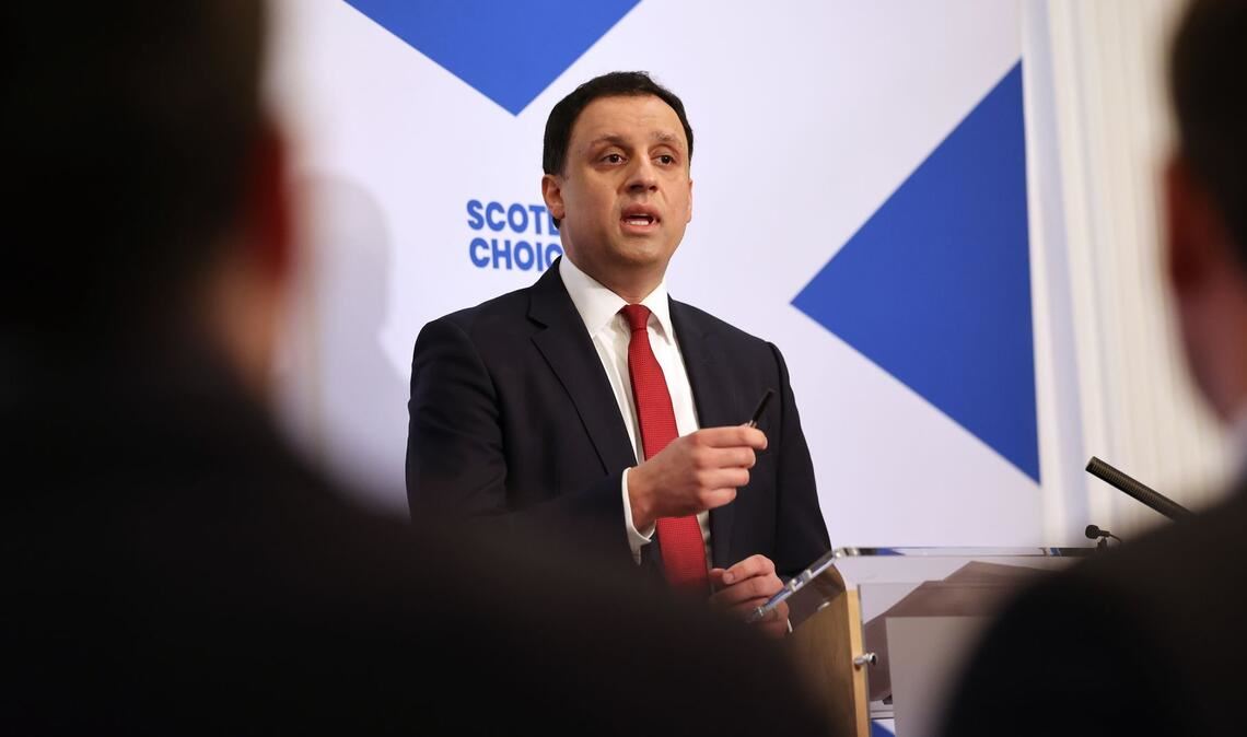 Sarwar forderte Starmer zum Rücktritt auf.