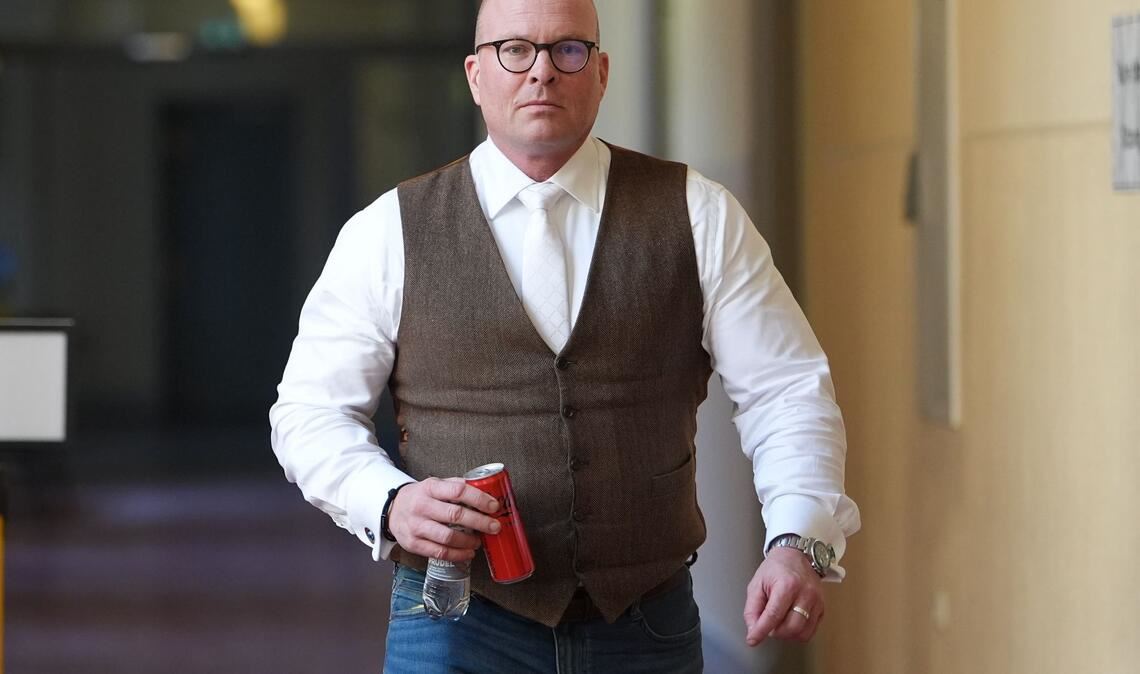 Sascha Böttner, Verteidiger eines angeklagten Israelis, auf dem Weg in den Gerichtssaal.