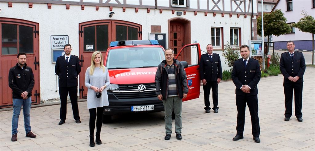 Sascha Brandt, Kevin Gillé, Saskia Tsirogiannis, Uwe Bolz, Tobias Feucht, Philipp Gille und Stefan Fechner (v.li.) stellen den neuen Mannschaftstransportwagen in Dienst.Fotomoment