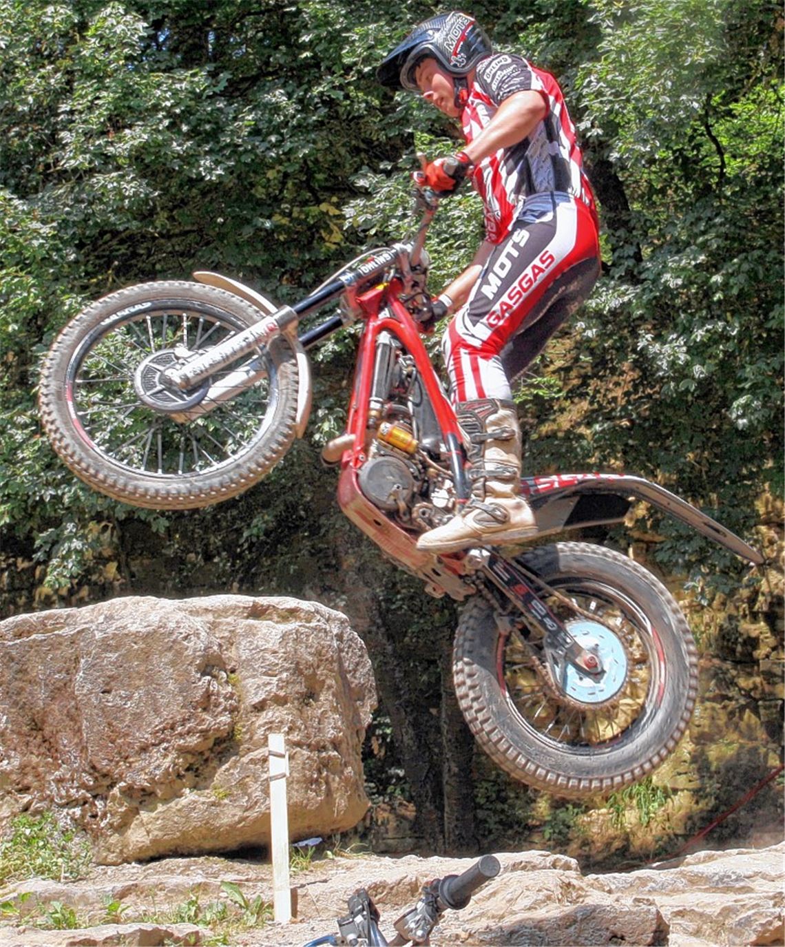 Sascha Neumann aus Marbach am Neckar überspringt die Felsblöcke mit aller Vorsicht und wird dafür mit dem Doppelsieg in der höchsten Leistungsklasse belohnt. Foto: Eigner