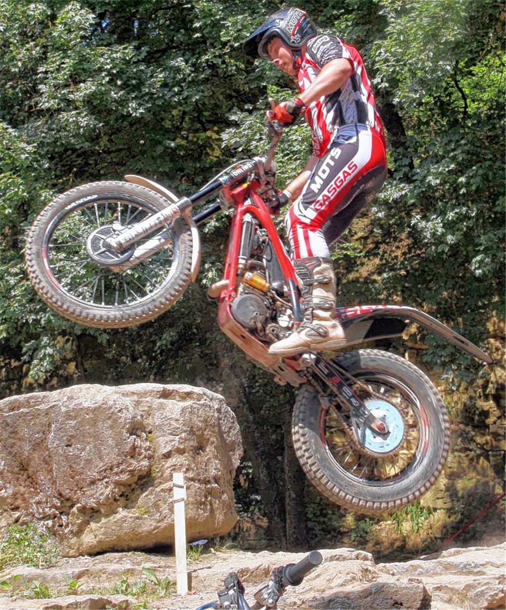 Sascha Neumann aus Marbach am Neckar überspringt die Felsblöcke mit aller Vorsicht und wird dafür mit dem Doppelsieg in der höchsten Leistungsklasse belohnt. Foto: Eigner