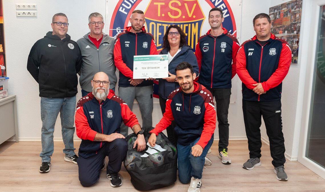 TSV Ötisheim mit Abstand am besten Sascha Wüstner, Adrian Lehrer (Jugendtrainer, vorne von links) und Marcel Martin (Clubberater BFV), Jürgen Gutbub (Kreisjugendleiter BFV), Thomas Kutz (Jugendleiter, Jugendtrainer), Heike Himmelsbach-Ihli, Thomas Bahro (Abteilungsleiter Fußball), Alexander Voigt (Jugendtrainer, hinten von links) bei der Preisübergabe.