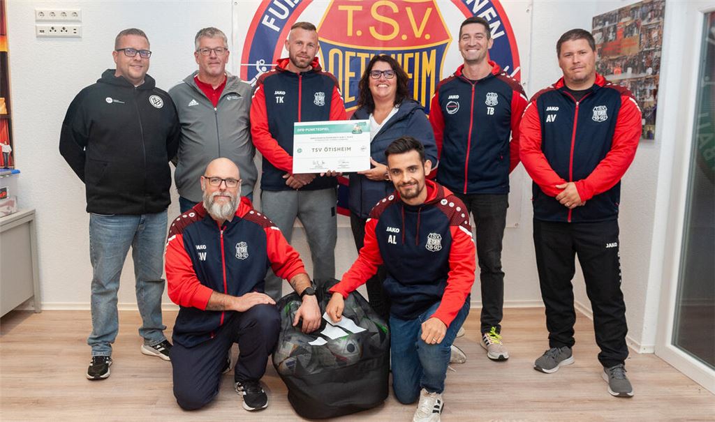 Sascha Wüstner, Adrian Lehrer (Jugendtrainer, vorne von links) und Marcel Martin (Clubberater BFV), Jürgen Gutbub (Kreisjugendleiter BFV), Thomas Kutz (Jugendleiter, Jugendtrainer), Heike Himmelsbach-Ihli, Thomas Bahro (Abteilungsleiter Fußball), Alexander Voigt (Jugendtrainer, hinten von links) bei der Preisübergabe. 