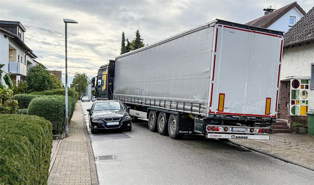 Sattelzug auf Abwegen quält sich in durch enge Seitenstraßen. Foto: Neulingen/Ralf Kilgus