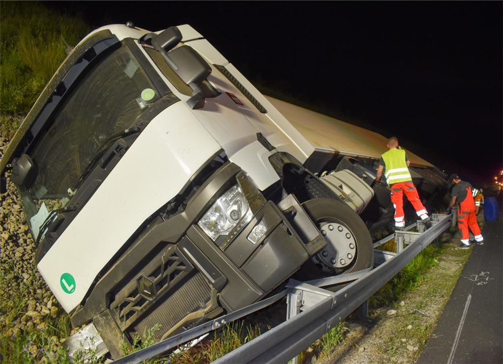 Sattelzug in der Böschung. Foto: myro
