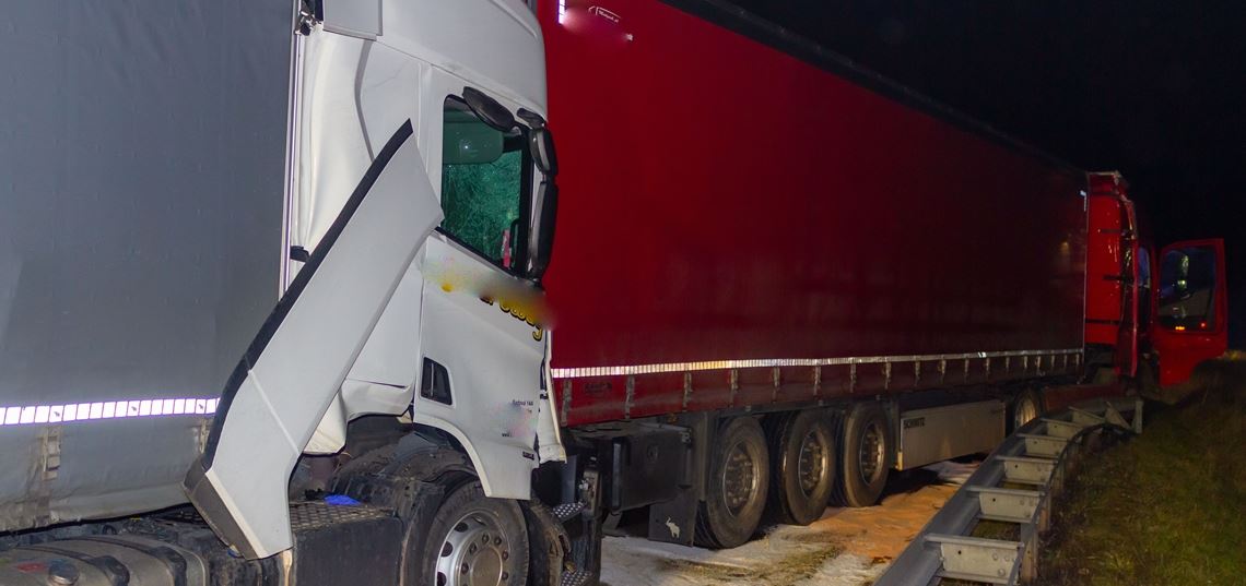 Sattelzug kracht in Stauende