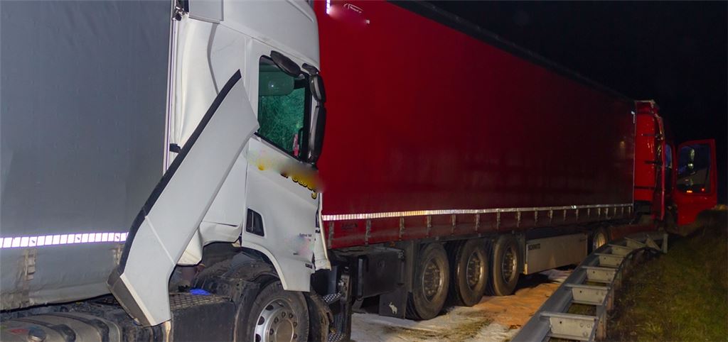 Sattelzug kracht in Stauende