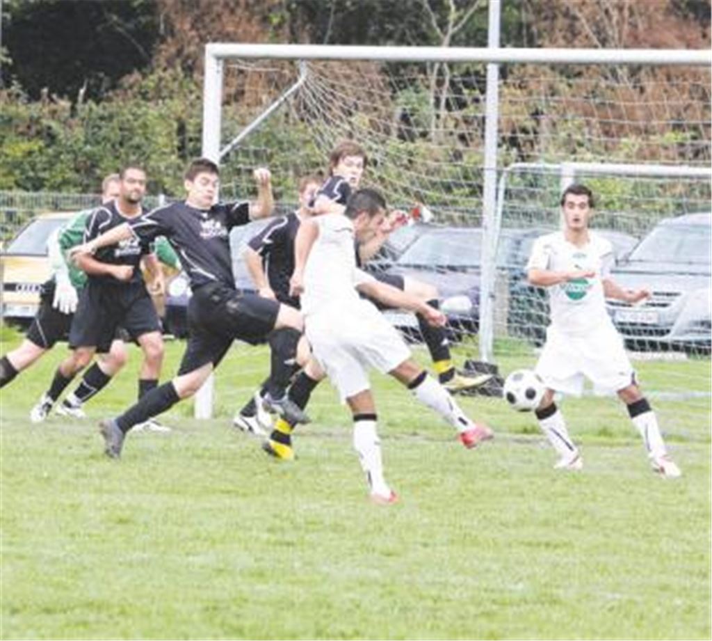 Satter Volleyschuss von der Strafraumgrenze: Ferat Altun (vone) nutzt das kurzzeitige Durcheinander in der Ötisheimer Abwehr zum 0:2.
Foto: Eigner