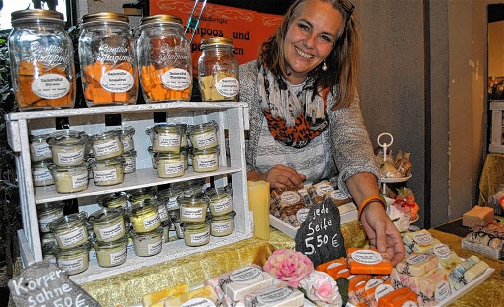 Saubere Angelegenheit: Karina Lang bietet Naturseifen auf dem Kunsthandwerkermarkt an. Fotos: Stahlfeld
