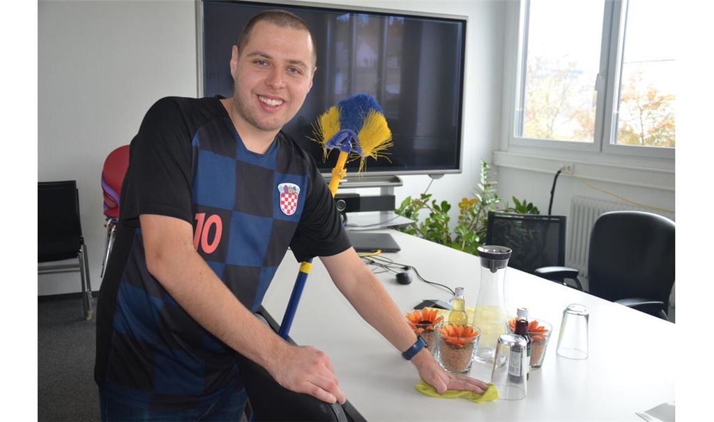 Sauberkeit als Leidenschaft: Andreas Hajdinjak steckt in seinem Beruf alle mit seiner guten Laune an. Foto: Bischoff-Krappel