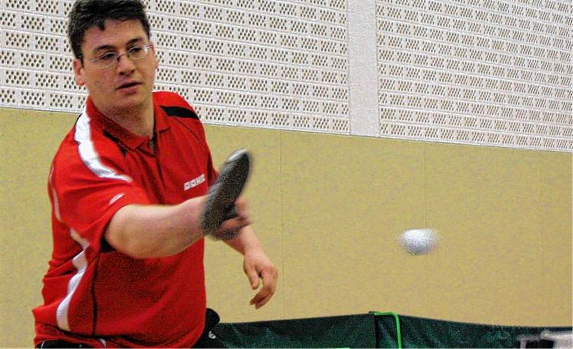 „Saumäßig ärgerlich“: Großglattbachs Volker Langenstein (im Bild) ringt fünf Sätze lang mit Lienzingens Maximilian Hanussek und verliert den entscheidenden Durchgang mit 10:12. Archivfoto: Westermann