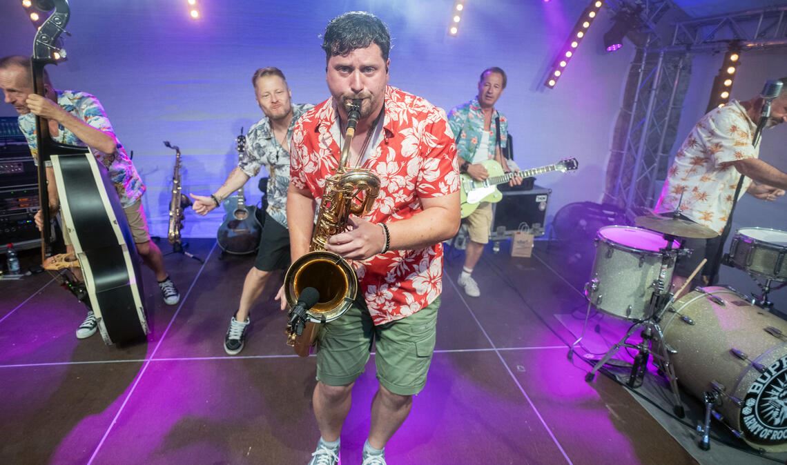 Saxophonist Gregor Obermeier und Kollegen sorgen für Stimmung. Foto: Fotomoment