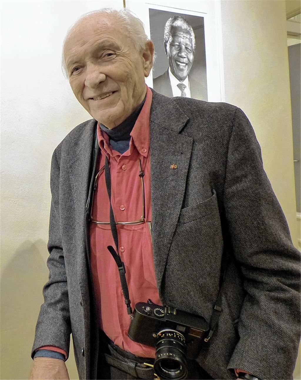 Schadeberg und Mandela: Der 84-Jährige Fotograf ist bei der Ausstellungseröffnung mit seinen Südafrika-Fotos aus den 1950er Jahren im Kulturhaus dabei. Foto: Roth