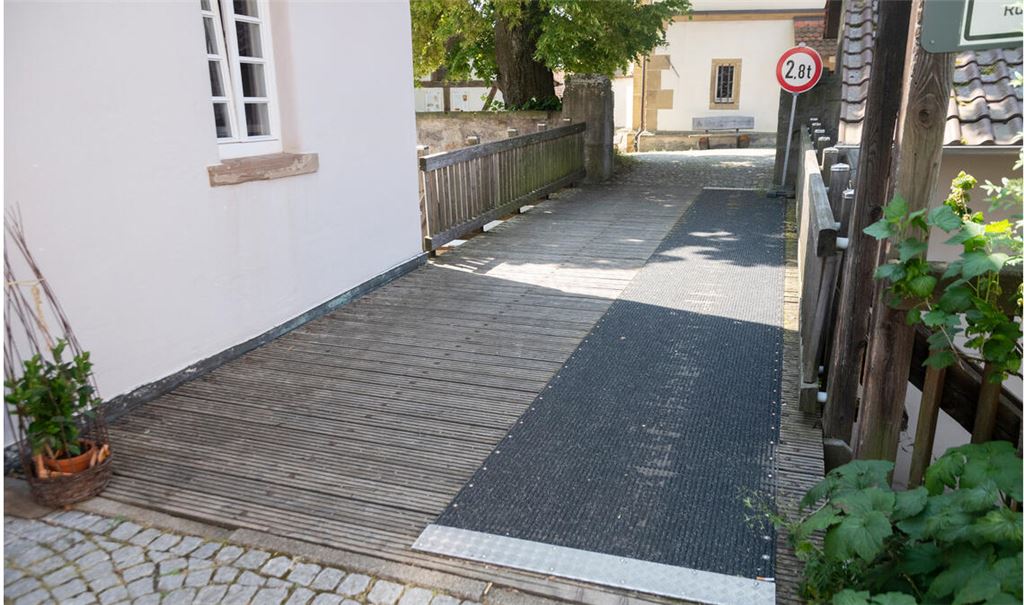 Schäden durch Feuchtigkeit und Fäulnis: der Steg zur Kirchenburg. Foto: Fotomoment