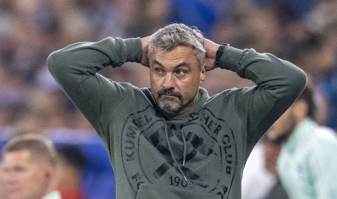 Schalkes Trainer Thomas Reis hatte am Sonntagabend wenig Grund zur Freude.