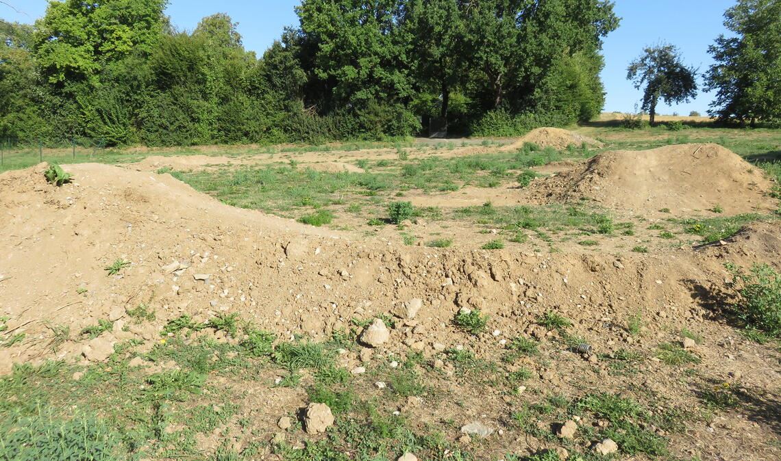 Schanzen und Kurven stehen Mountainbikern und anderen Pumptrack-Fans ab sofort in der Nähe des Knittlinger Sportgeländes zur Verfügung. Foto: Becker