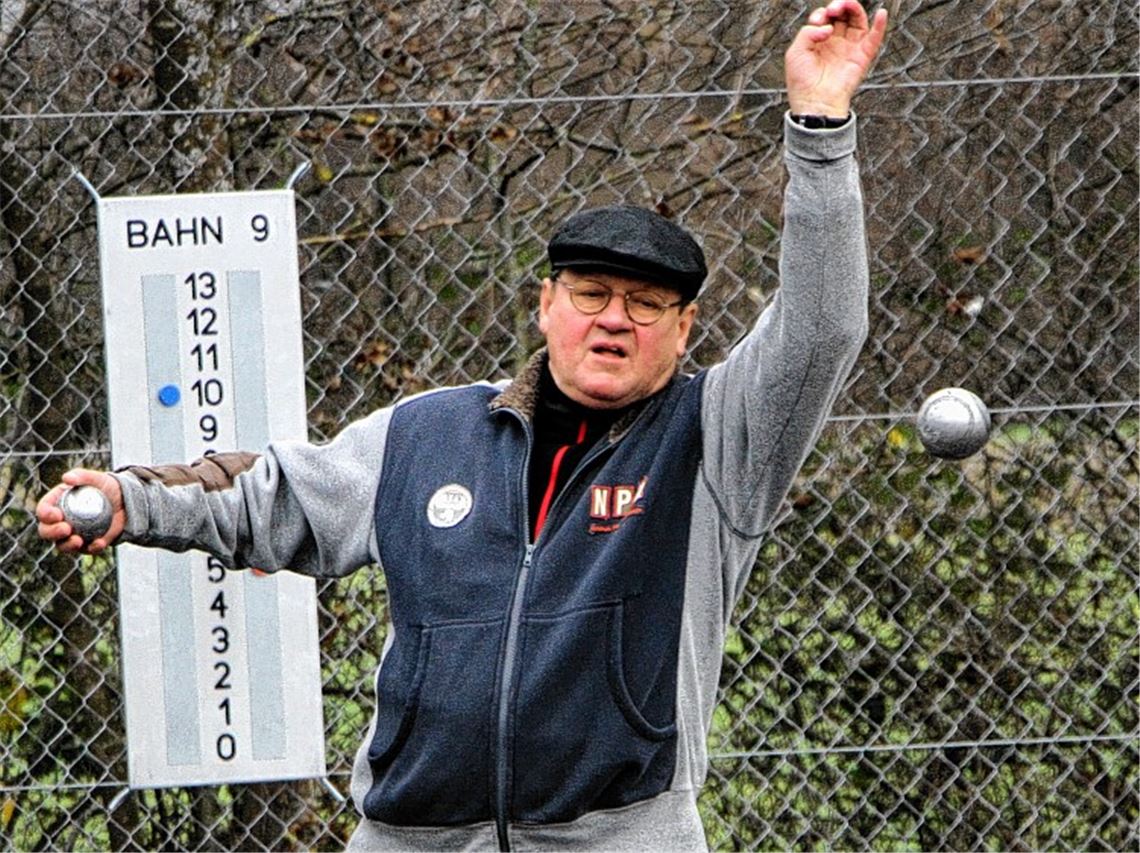 Scharfes Auge, präzise Technik: Werner Bernauer ist einer der drei Turniersieger am vierten Spieltag der Ötisheimer Boule-Winterserie.