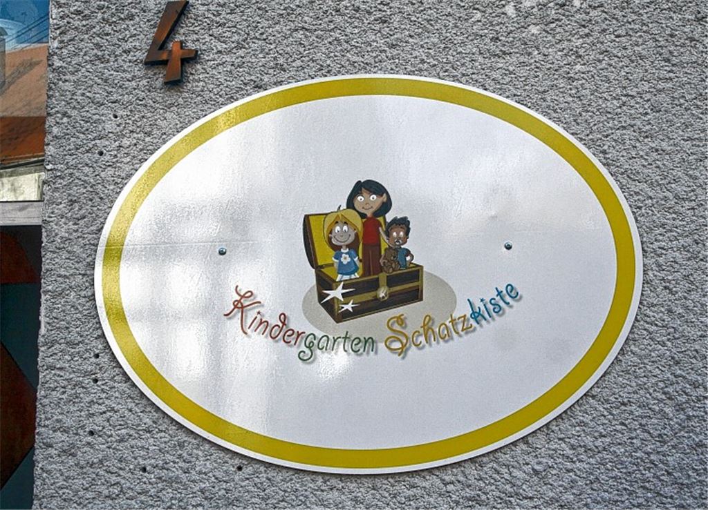Schatzkisten-Schild vom Gebäude an der Ensinger Straße. Es musste 2012 geräumt werden. Damit begann die Kindergarten-Saga, die erst fast zwei Jahre später endete. Foto: Archiv Goertz
