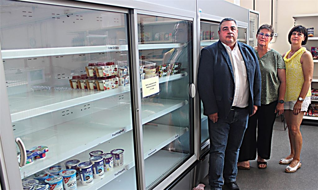 Schatzmeister Herbert Mann, die Vorsitzende Irmgard Muthsam-Polimeni und Helferin Silvia Franke (re.) vor den fast leeren Kühlregalen im Tafelladen. Foto: privat