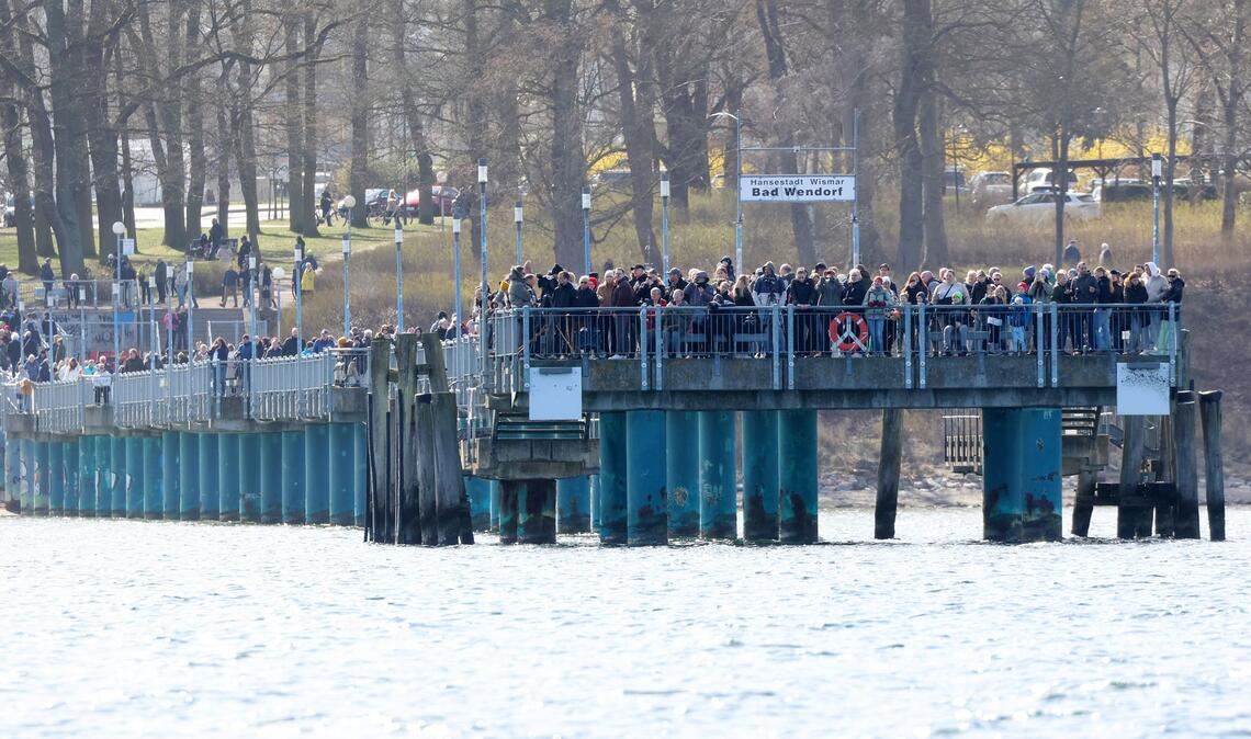 Schaulustige tummelten sich auf der Seebrücke.