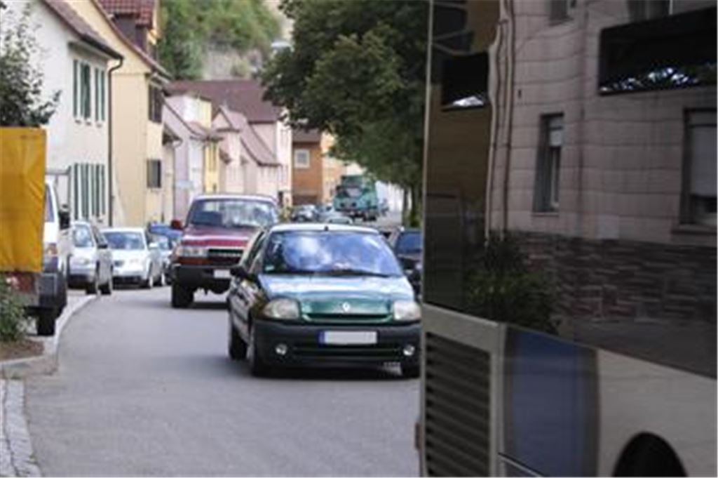 Schauplatz Landesstraße L 1134: Nach einer neuen Schätzung sind auf dem Asphalt zwischen B 10 und Herrenwaagbrücke in Mühlacker im Schnitt täglich 16 850 Fahrzeuge unterwegs.  
Foto: Disselhoff
