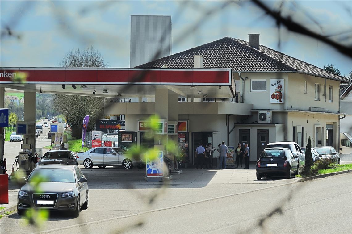 Schauplatz eines Überfalls: die Esso-Tankstelle in Niefern-Vorort.  Foto: Fotomoment