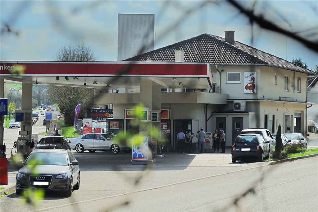 Schauplatz eines Überfalls: die Esso-Tankstelle in Niefern-Vorort.  Foto: Fotomoment