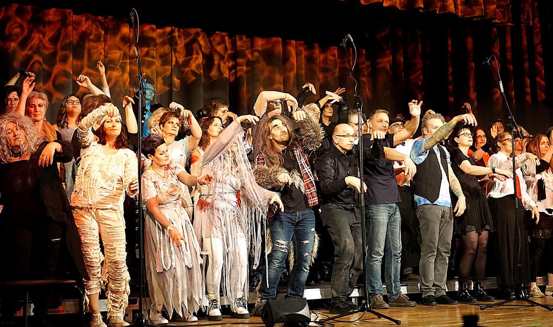 Schaurig-schönes Spektakel: Dreimal ausverkauft meldet der Chor „Ton-Art“ für seine Aufführungen im Uhlandbau – und das Publikum bereut sein Kommen nicht. Fotos: Bastian