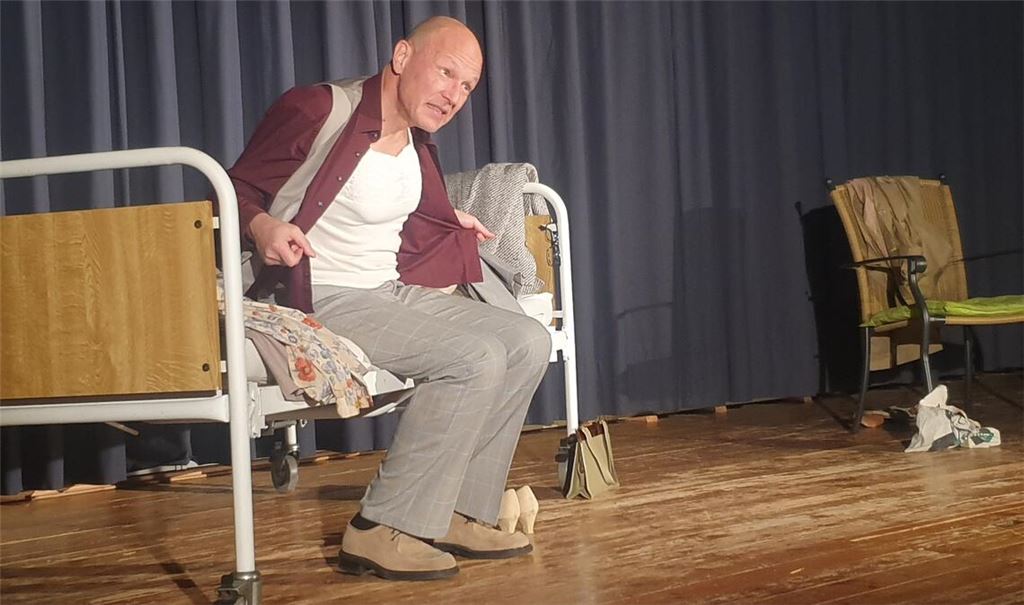 Schauspieler Achim Conrad spielt gleichzeitig Mutter und Sohn. Mit dem Stück „Du bist meine Mutter“ ist er seit 27 Jahren auf Tour. Foto: Schröder