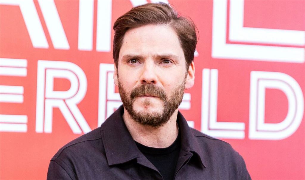 Schauspieler Daniel Brühl steht vor seinem nächsten Regieprojekt (Archivbild).