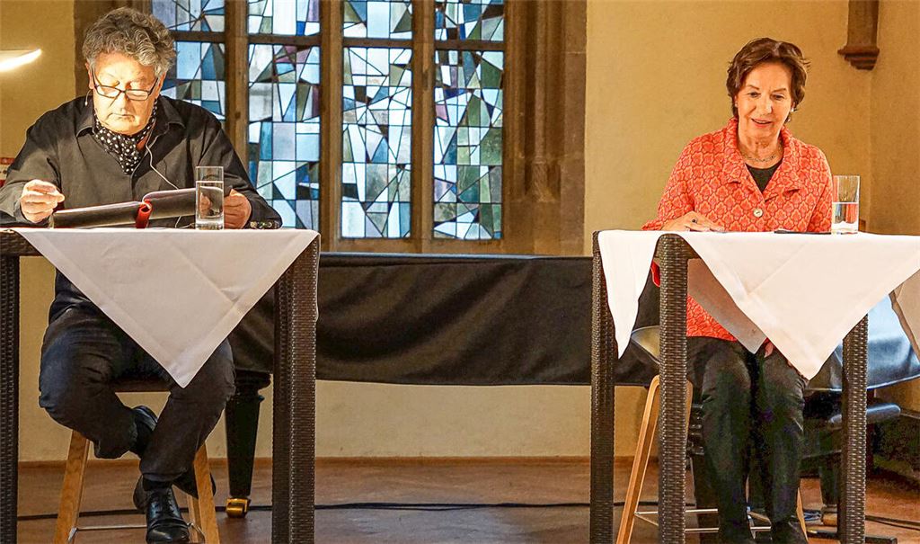 Schauspieler Ernst Süß und Regina Bucher, Vizepräsidentin der Hesse Gesellschaft, beschäftigen sich mit dem „Steppenwolf“. Fotos: Bastian