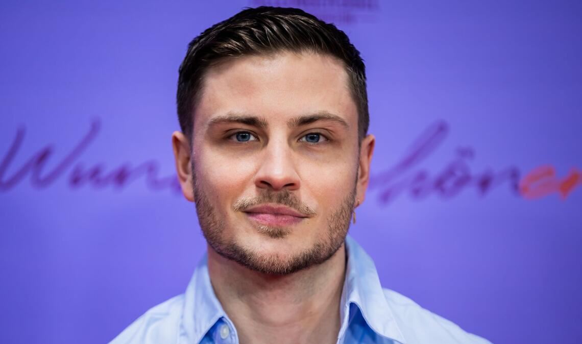 Schauspieler Jannik Schümann liest nicht nur gerne Drehbücher. (Archivbild)