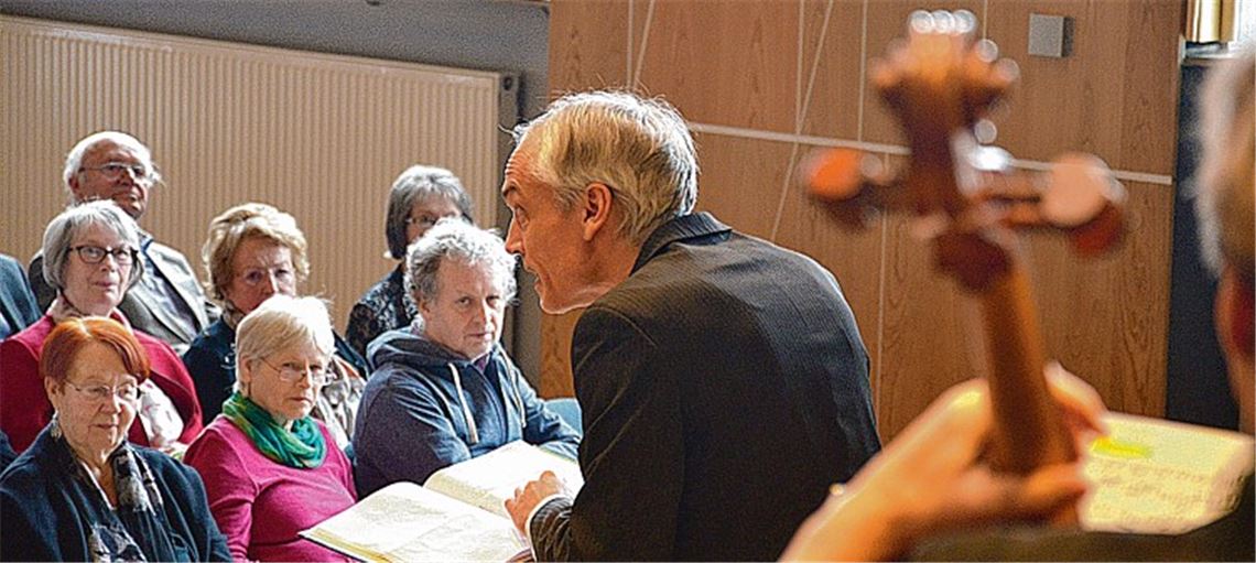 Schauspieler Johann Michael Schneider bereichert die Matinee mit Texten.Bischoff-Krappel