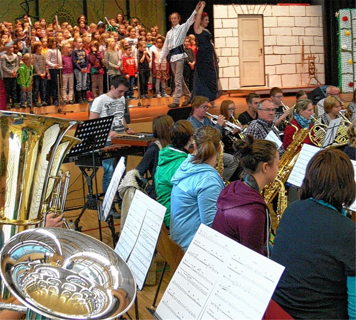 Gemeinschaftsprojekt mit 200 Aktiven Gemeinschaftsprojekt mit 200 Aktiven